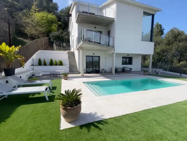 Proceso de obra piscina y jardin en Vallirana